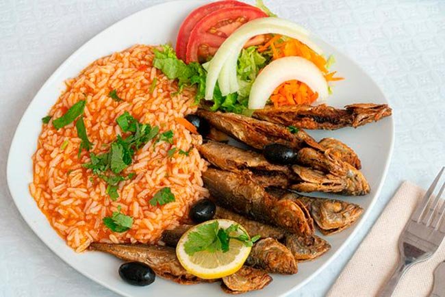 Carapauzinhos Fritos com Arroz de Tomate