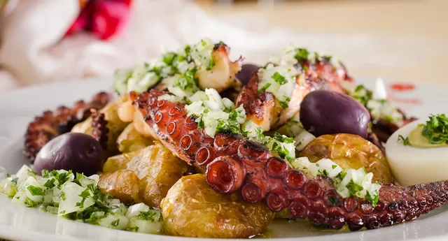 Polvo à Lagareiro com Batatas à Murro