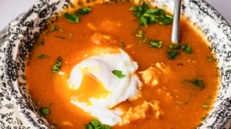 Sopa de Tomate Portuguesa com Ovos Escalfados Perfeita