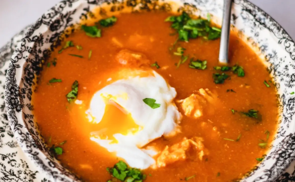 Sopa de Tomate Portuguesa com Ovos Escalfados — Receita Perfeita