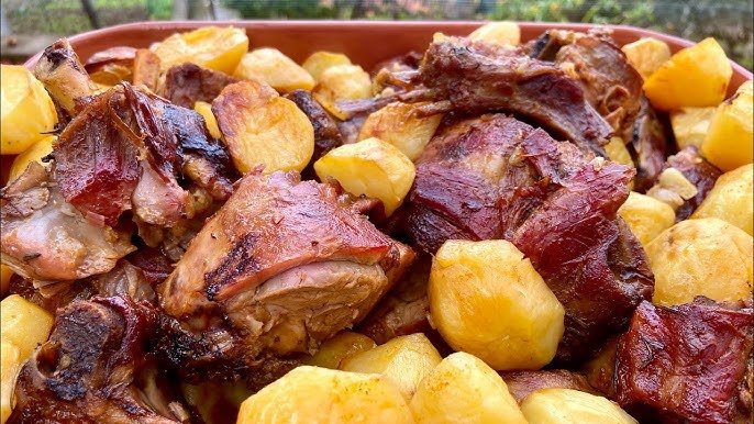 Borrego estufado à portuguesa, aromático e saboroso