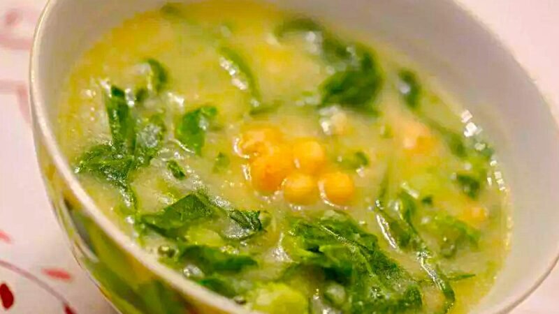 Couves com feijão branco à moda tradicional