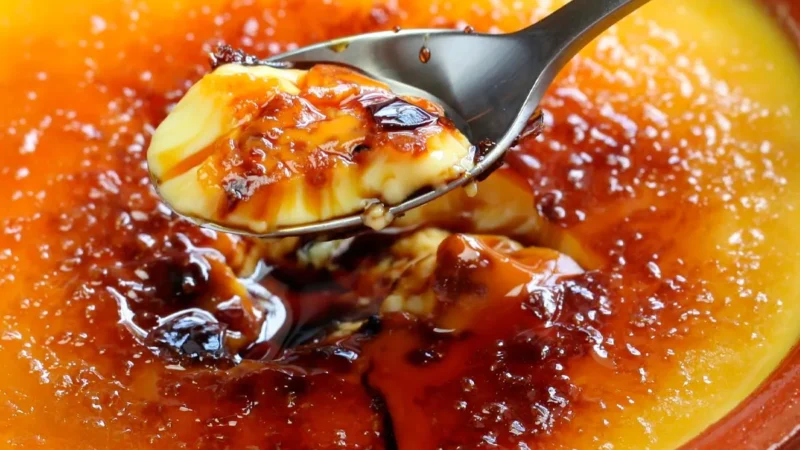 Leite-creme queimado português com cobertura caramelizada