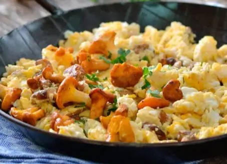 Ovos Mexidos à Portuguesa com Cogumelos cremoso