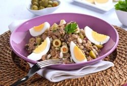 salada de feijão frade com atum e ovo